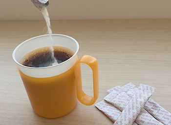 スマートガネデン乳酸菌をコーヒーに入れる