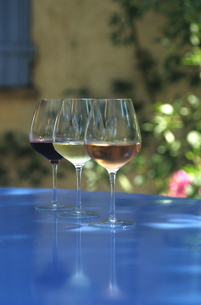verres de vin rosé blanc et rouge