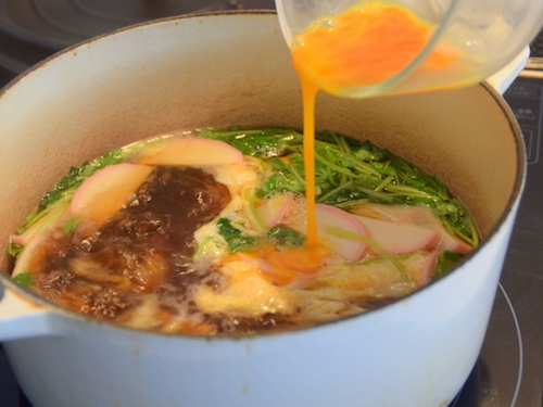 かまぼこと三つ葉の卵とじうどん㈬
