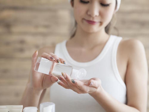 Young women are put in hand lotion