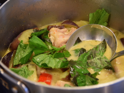 暑さ吹き飛ぶ!タイ風グリーンカレー㈮