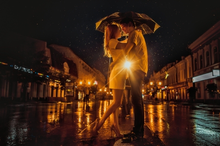 25589396 - love in the rain / silhouette of kissing couple under umbrella