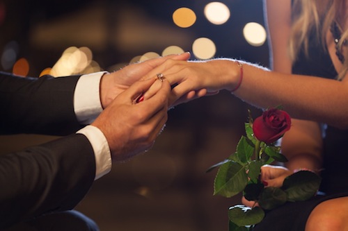 bm_romantic-proposal-in-the-city_69512397