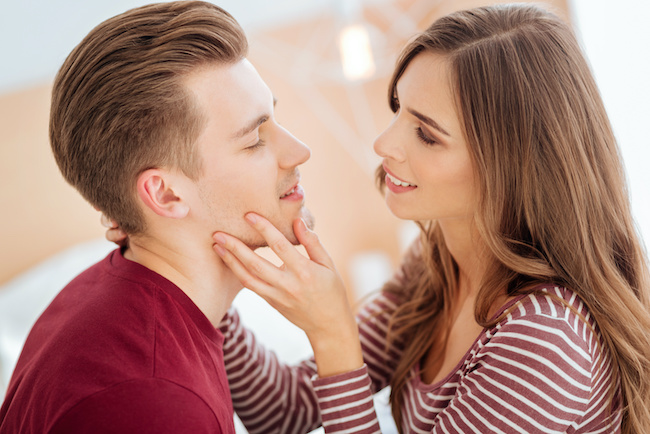 これがガチ惚れ…？男が【本命女性】にみせるサイン