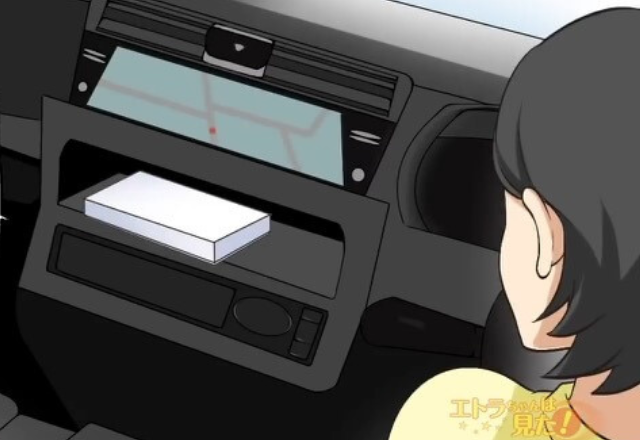 「あれ？なんだろうこれ」車の中で見つけた“白い箱”⇒その後…突然後方からパトカーのサイレンが近づいてきて！？【漫画】
