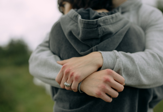 【特別の証】男性が彼女を「抱きしめたくなる」4つの瞬間