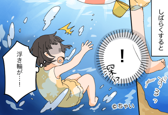 【夏休みに起こった悲劇】海で浮き輪に捕まって泳ぐ小学生。次の瞬間→波に襲われ『トラウマ級のハプニング』に襲われる…！