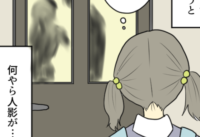 『お母さん…なんで…？』学校が終わり、家に帰ると何やら【見知らぬ人影】が→次の瞬間…娘は“トラウマ級”の光景に絶句