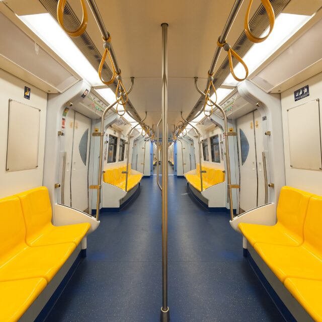 電車内で…妊婦を差し置き“席を陣取る”女性「開けてもらえて助かるわぁ～」しかしその後→女性は顔面蒼白に！？