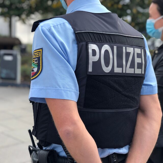 彼の家で…『動くな！手をあげろ！』いきなり警察が突入してきた！？逮捕されかけた【衝撃の理由】に…『違います！』
