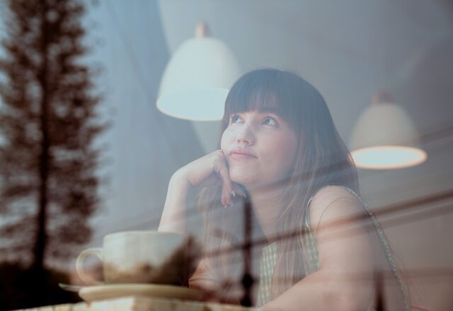え、なんで？彼女がいる男性が「他の女性」にアプローチする理由