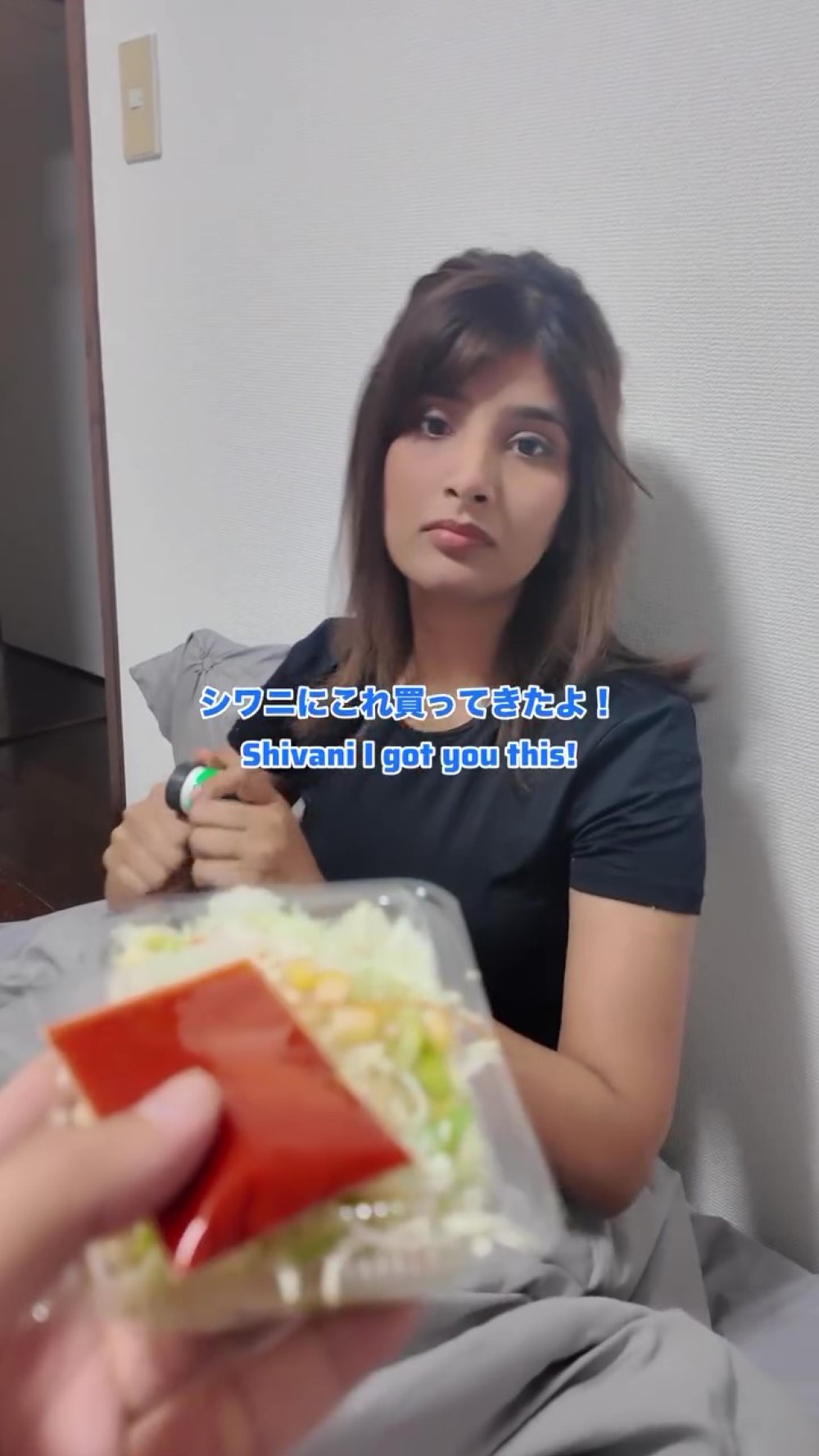 インド料理屋でしか見ない【オレンジ色の謎ドレッシング】インド人彼女に見せた結果…