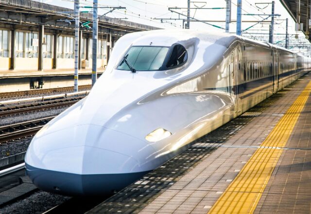 『私たちの指定席だ』と”逆ギレ”する夫婦！しかし、夫の冷静な行動で…『なに！？』⇒心地よい空間にするためのマナーとは？