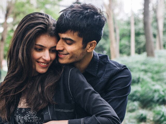 本気の男はこうする。男性が本命女性だけにとる「行動」