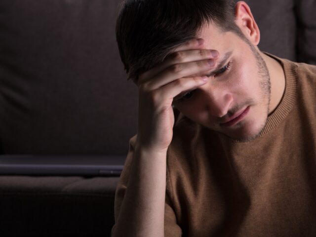男性が”大嫌い”な女性の行動。3位「悪口」2位「噓をつく」1位は…