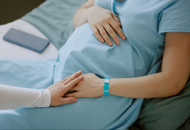 夜中の陣痛に苦しむも…妻の“SOS”を無視して爆睡する夫。直後⇒慌てて病院に駆け込んだ結果『嘘でしょ…？』