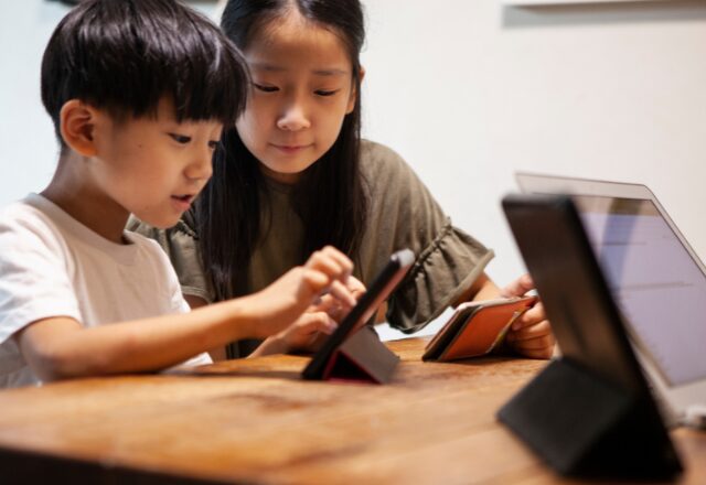 娘に“スマホ”を貸した直後⇒「ついに発見！」無邪気な【娘のイタズラ】に、父の冷や汗が止まらない！？