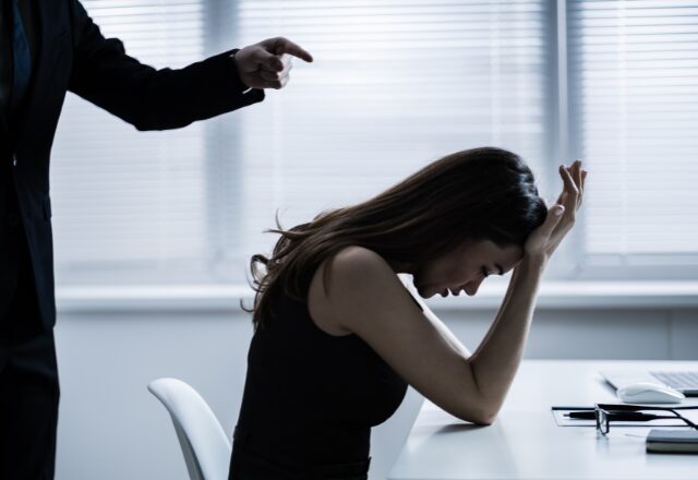 「お前のせいだ！」妻を日常的に“否定”する夫。罵声を浴びせ続けるが…⇒友人の【まさかの指摘】で事態が急展開！？