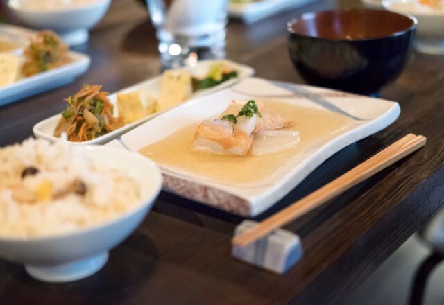 【食事の時間＝妻への説教時間】家族団らんを無視する夫。体調を崩した妻を見て『…カラン！』“夫の行為”に絶句！？