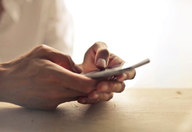 「残業と出張ばかり」だと思ったら…夫の【裏の顔】がSNSで発覚！？妻が冷静に問い詰めた結果、夫が観念した話