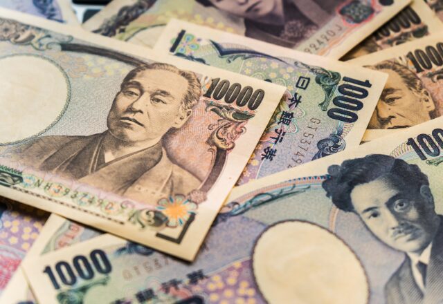 夫婦の生活費“20万”を浮気相手に支援した夫！？しかし【反省ゼロ】の夫を横目に…限界だった妻が“自由”を取り戻した話