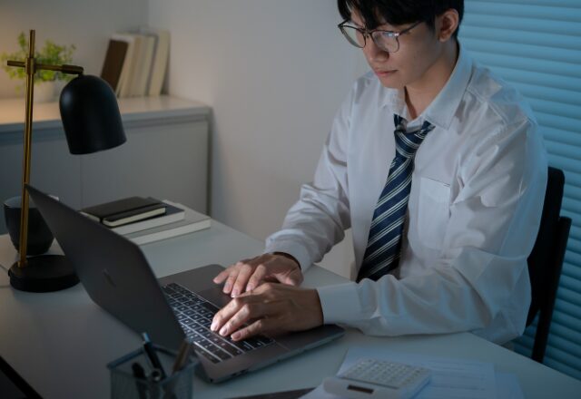 県外へ単身赴任した夫が…たった“1ヶ月”で仕事を退職。背後に隠された【衝撃の真相】に妻が震えたワケ。